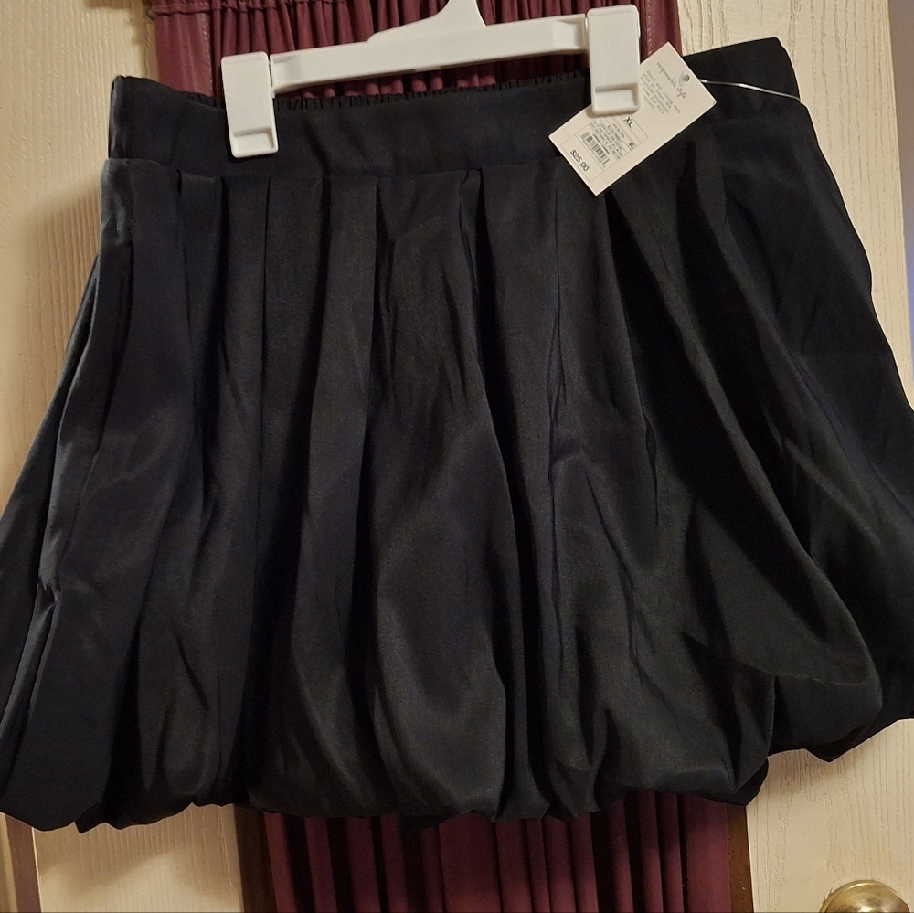 Elegant Black Pleated Bubble Skirt